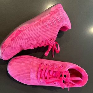 Camo NOBULL trainers neon pink